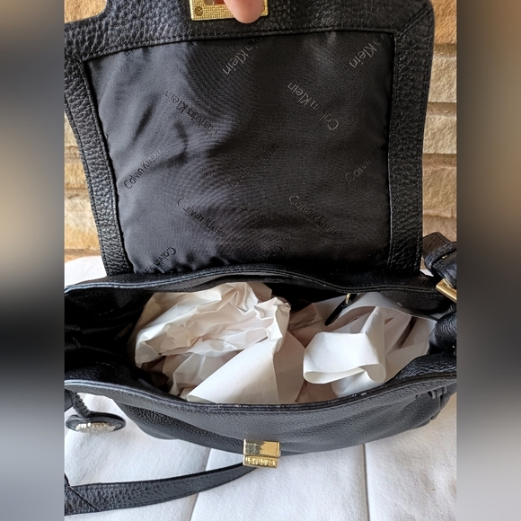 Calvin Klein Elegant Black Leather Crossbody Bag - Picture 5 of 9